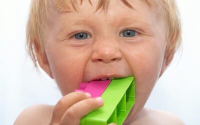 Γιατί το μωρό σας πρέπει να βάζει παιχνίδια στο στόμα του